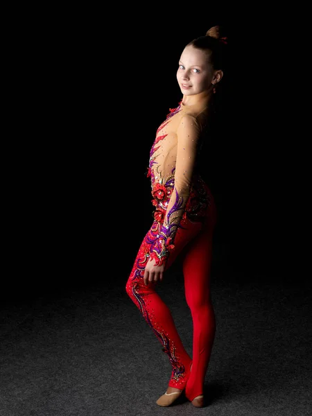 Siyah bir zemin üzerine kız jimnastikçi — Stok fotoğraf