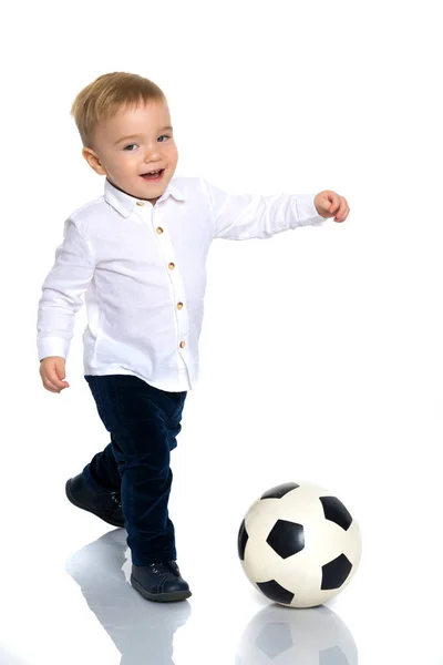 小男孩正在玩足球. — 图库照片