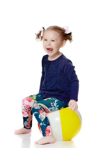 Malá dívka hraje s míčem — Stock fotografie