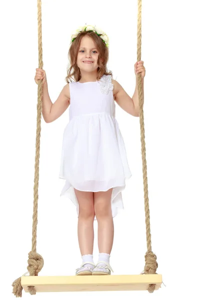 Petite fille balançant sur une balançoire — Photo