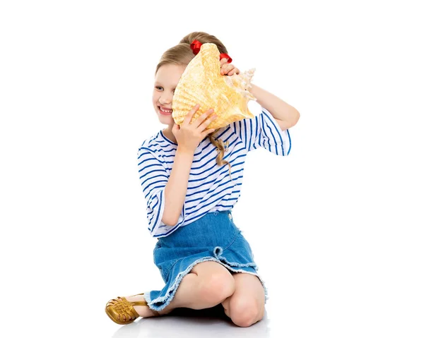 Bambina con conchiglia — Foto Stock