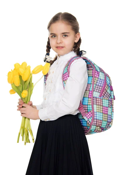 Una colegiala con un ramo de flores y una mochila en su sho —  Fotos de Stock