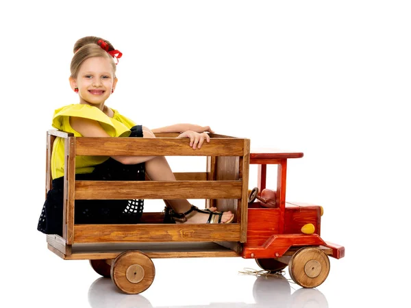Menina Está Brincando Com Carro Madeira Conceito Uma Infância Feliz — Fotografia de Stock