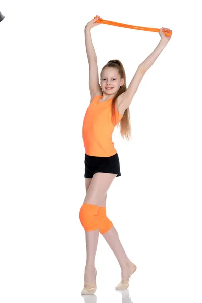 Девушка гимнастка выполняет упражнения с скакалкой. — стоковое фото