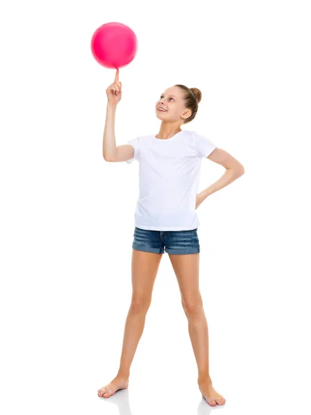 Chica gimnasta realiza ejercicios con la pelota. — Foto de Stock