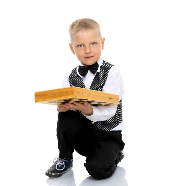 Kleine jongen die schaak speelt — Stockfoto