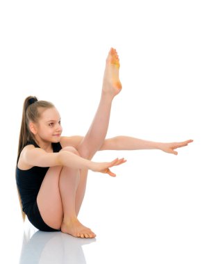 Jimnastikçi yerde akrobatik bir element sergiliyor..