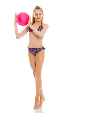 Topla mayo giymiş küçük bir kız