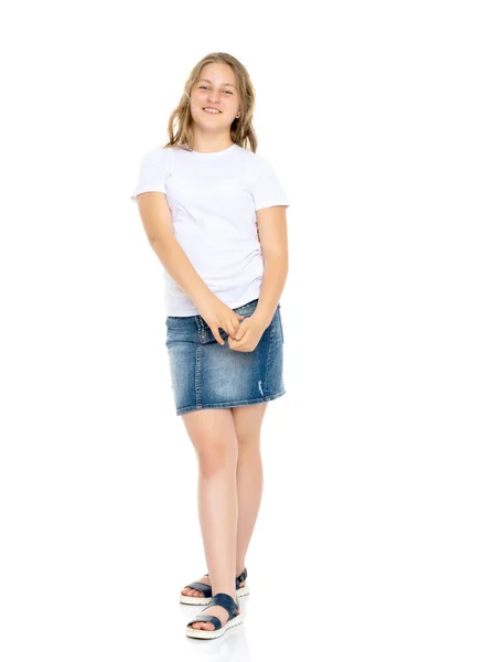 학교 소녀 그녀의 빈 흰색 t-셔츠를 가리키는. — 스톡 사진