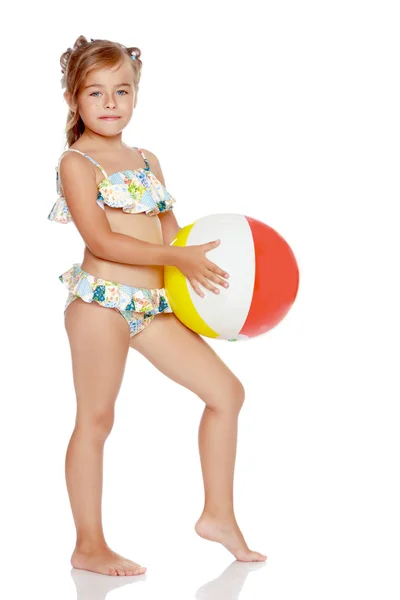 Petite fille en maillot de bain avec une balle — Photo