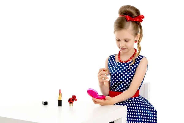 Malá holčička dělá sama make-up. — Stock fotografie