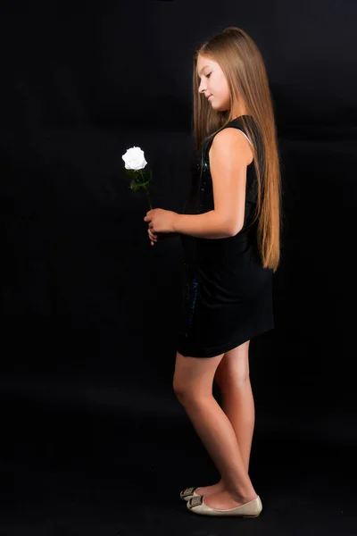 Adolescente com uma flor na mão — Fotografia de Stock
