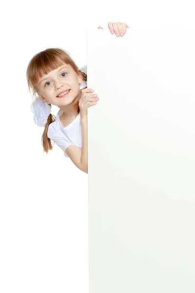 Una ragazza sta mostrando una pubblicità su un banner bianco . — Foto Stock