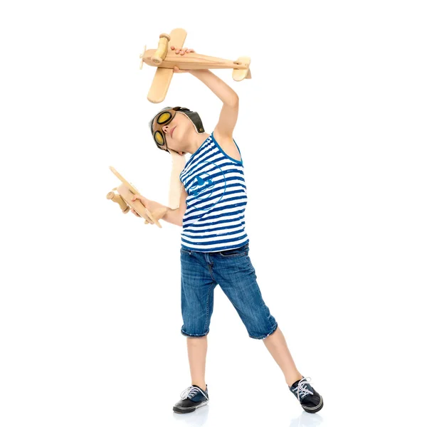 Menino brincando com avião de madeira — Fotografia de Stock