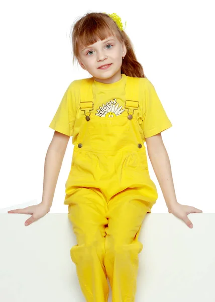 Дівчина з коротким вибухом на голові і яскраво-жовтим комбінезоном . — стокове фото