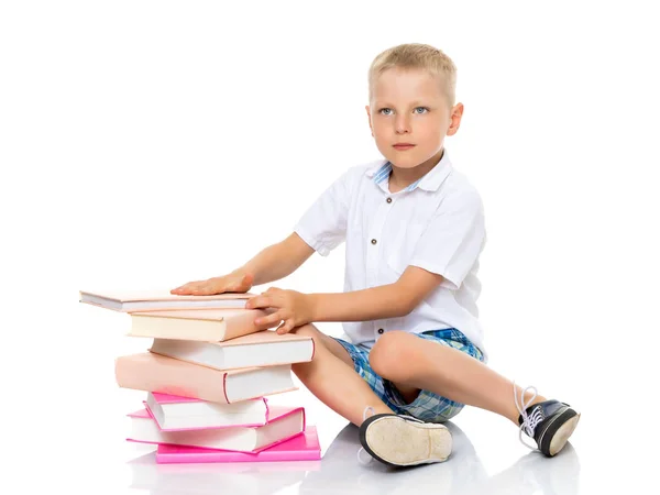 Un petit garçon avec des livres . — Photo