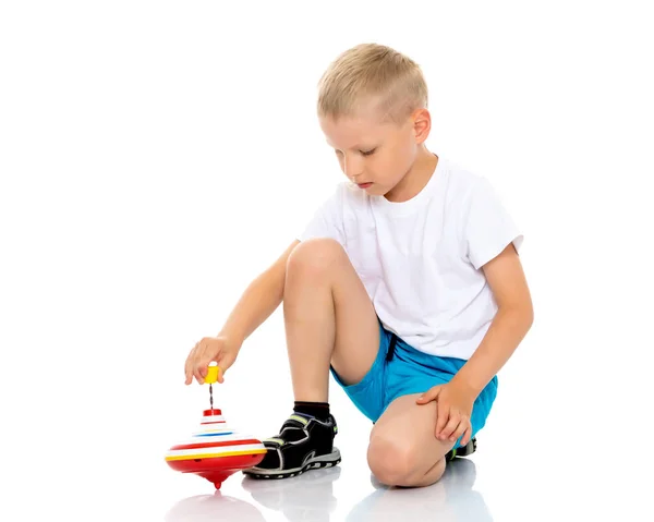 Menino brincando com um turbilhão . — Fotografia de Stock