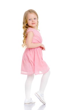 Neşeli küçük bir kız dans ediyor.