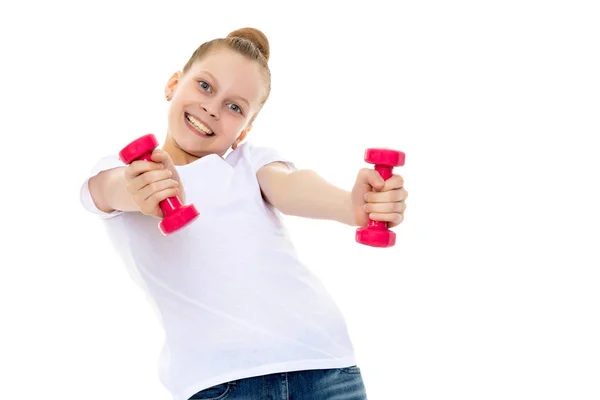 Menina fazendo exercícios com halteres. — Fotografia de Stock