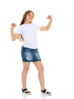 Onun boş beyaz t-shirt için işaret eden küçük okul kız.