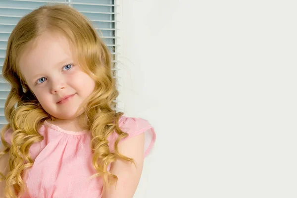 Portret van een klein meisje close-up. — Stockfoto