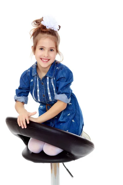 La bambina con il vestito blu . — Foto Stock