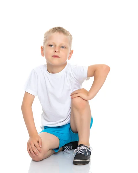 Niño pequeño está sentado en el suelo — Foto de Stock