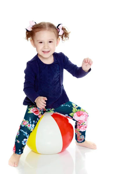 Petite fille joue avec une balle — Photo