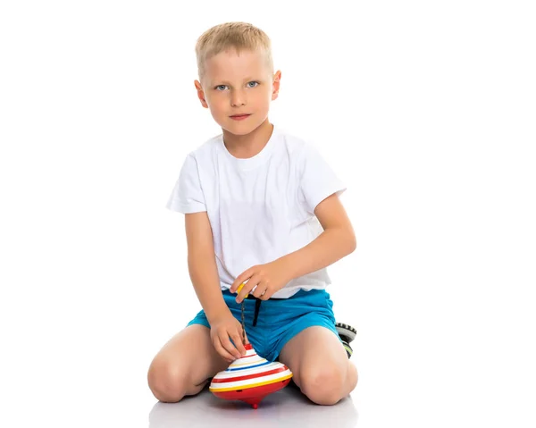 Мальчик играет с вихрем . — стоковое фото