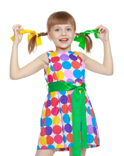 Uma menina em um vestido com um padrão de circl multi-colorido — Fotografia de Stock