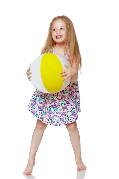 Menina está brincando com uma bola — Fotografia de Stock