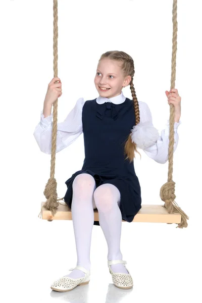 Klein meisje swingen op een swing — Stockfoto