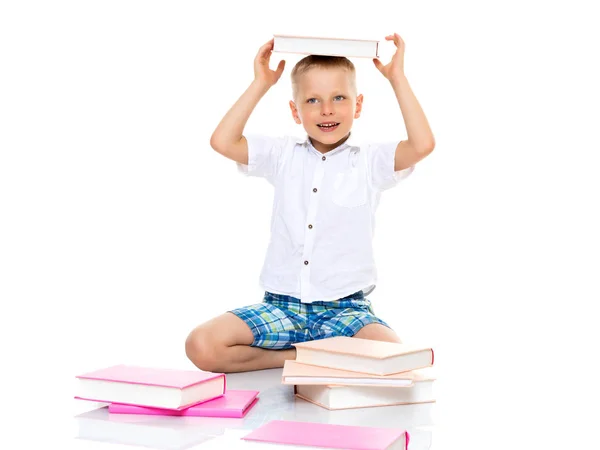 Un petit garçon avec des livres . — Photo