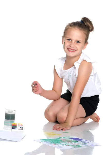 En liten flicka ritar färger på sin kropp — Stockfoto