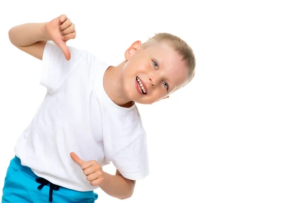 Un niño pequeño con una camiseta blanca limpia para la publicidad . — Foto de Stock