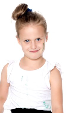 Küçük bir kız boyalar vücudunda çizer.