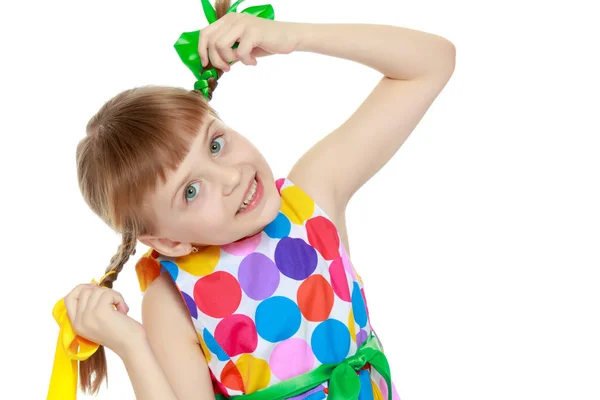 Uma menina em um vestido com um padrão de circl multi-colorido — Fotografia de Stock