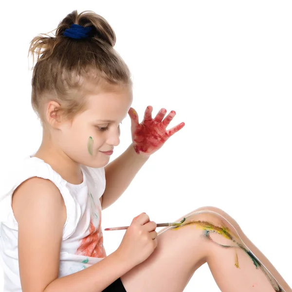Een Klein Meisje Trekt Verven Haar Lichaam Het Concept Van — Stockfoto