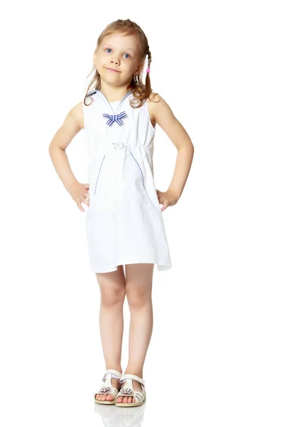 드레스를 입은 유행하는 어린 소녀 — 스톡 사진