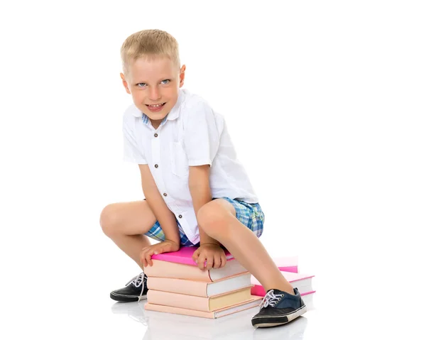 Un petit garçon avec des livres . — Photo