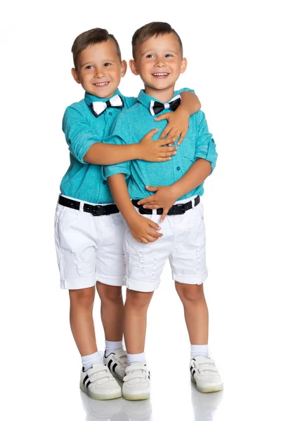 Dois meninos pequenos em pleno crescimento . — Fotografia de Stock