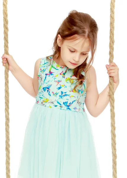 Uma Menina Está Balançando Balanço Corda Conceito Uma Infância Feliz — Fotografia de Stock