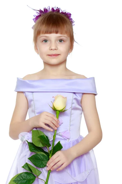 Girl sits next to a bouquet of flowers. — Stock Photo, Image