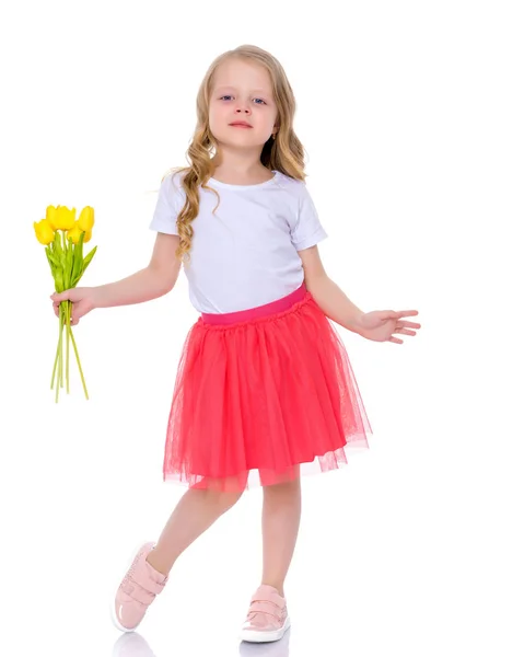 Маленька дівчинка з букетом тюльпанів . — стокове фото