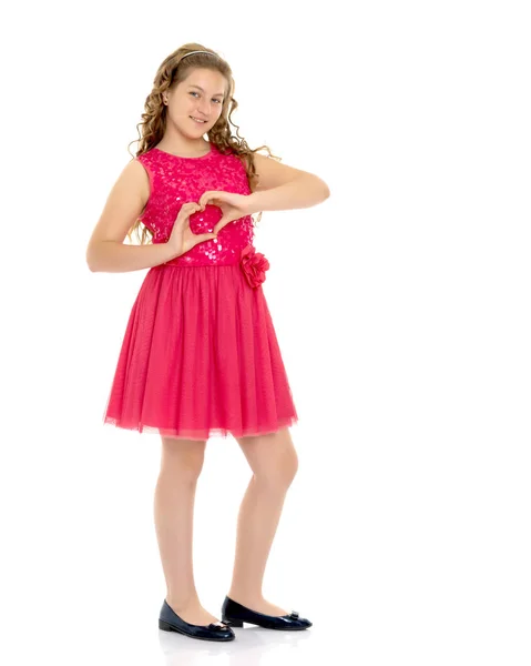 Klein meisje toont hart met haar handen. — Stockfoto