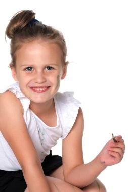 Küçük bir kız boya ve fırça ile boya.