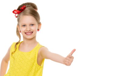 Küçük kız başparmağını kaldırıyor