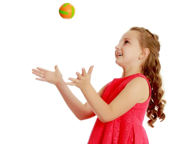 La niña lanza la pelota. — Foto de Stock