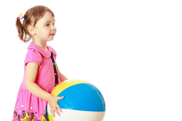 Liten flicka leker med en boll — Stockfoto