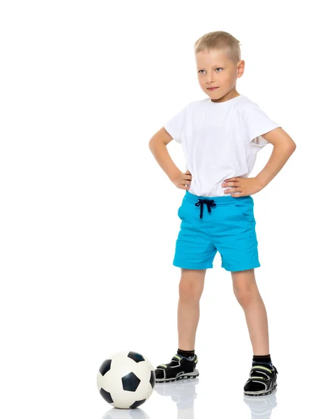 Ragazzino sta giocando con un pallone da calcio . — Foto Stock